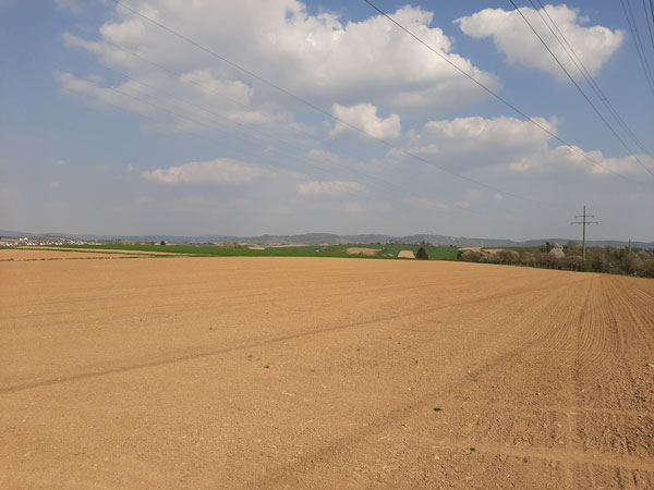 Weite Ackerlandschaft.