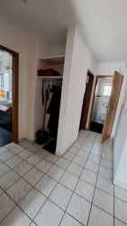 Flur mit Garderobe und Zugang zu Bad und Toilette in der Ferienwohnung.